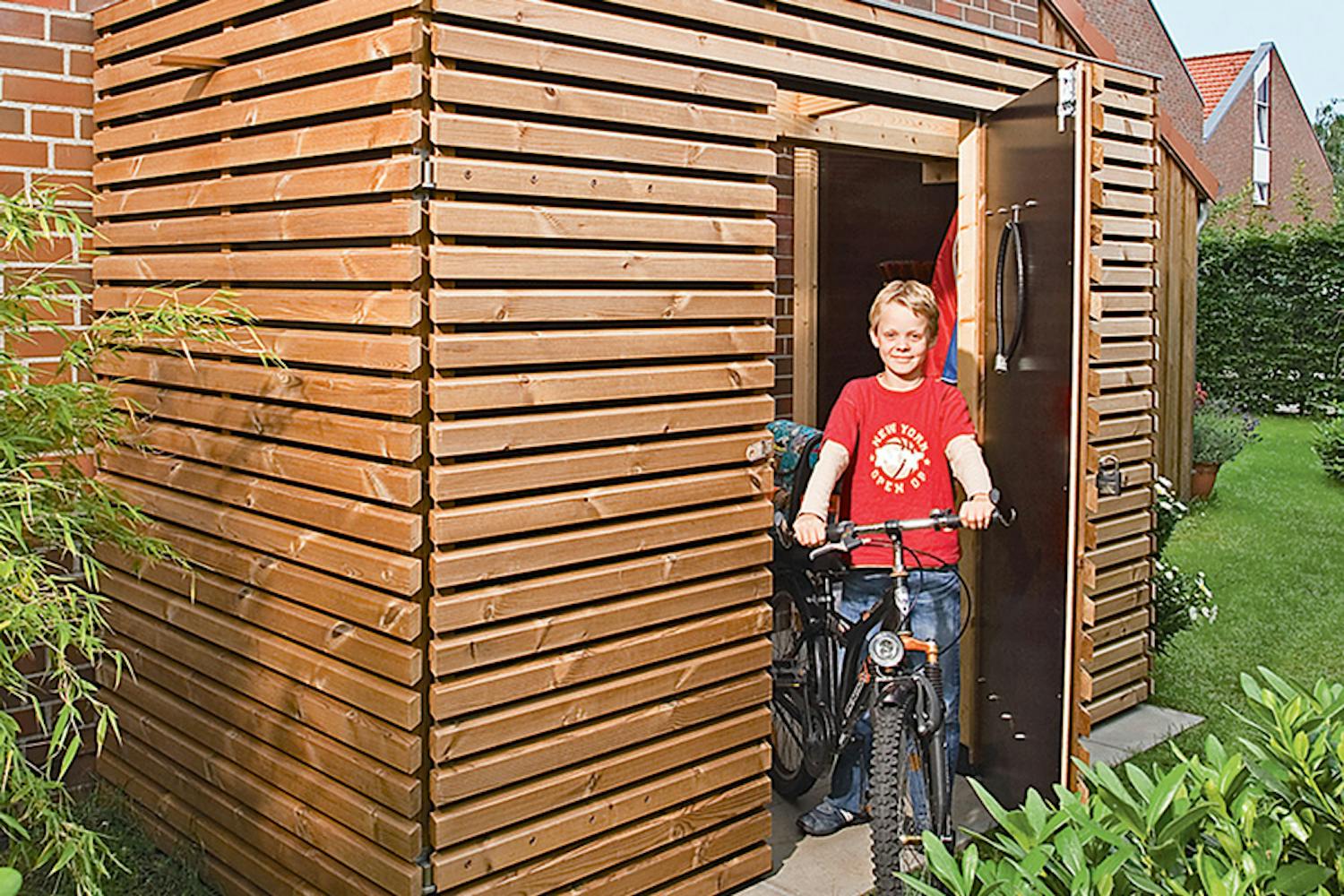 Förråd med sidor av formplywood som kläs med ribbor Cykelförråd